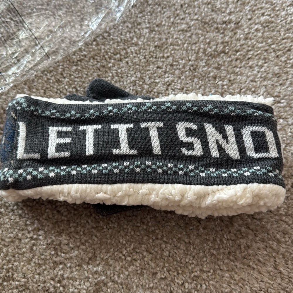 NWT: QUAGGA accessories brand: Gray Sherpa Lined Gloves and Let it snow headband